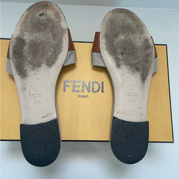 Fendi Signature Bicolor Logo Slide Sandal  in 39.5 - OPEN TO REASONABLE OFFERS - Picture 2 of 4